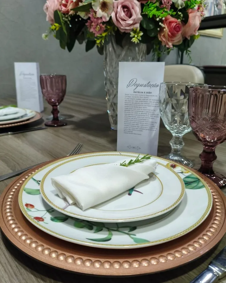 Mesa de degustação posta com cristais pelo Buffet Bom Gosto