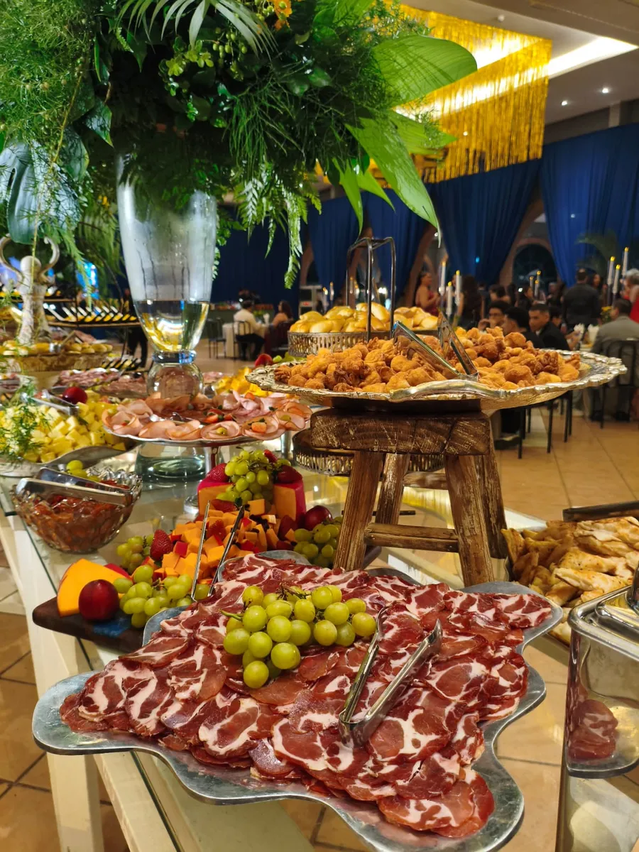 Mesa de finger food montada pelo Buffet Bom Gosto em um casamento