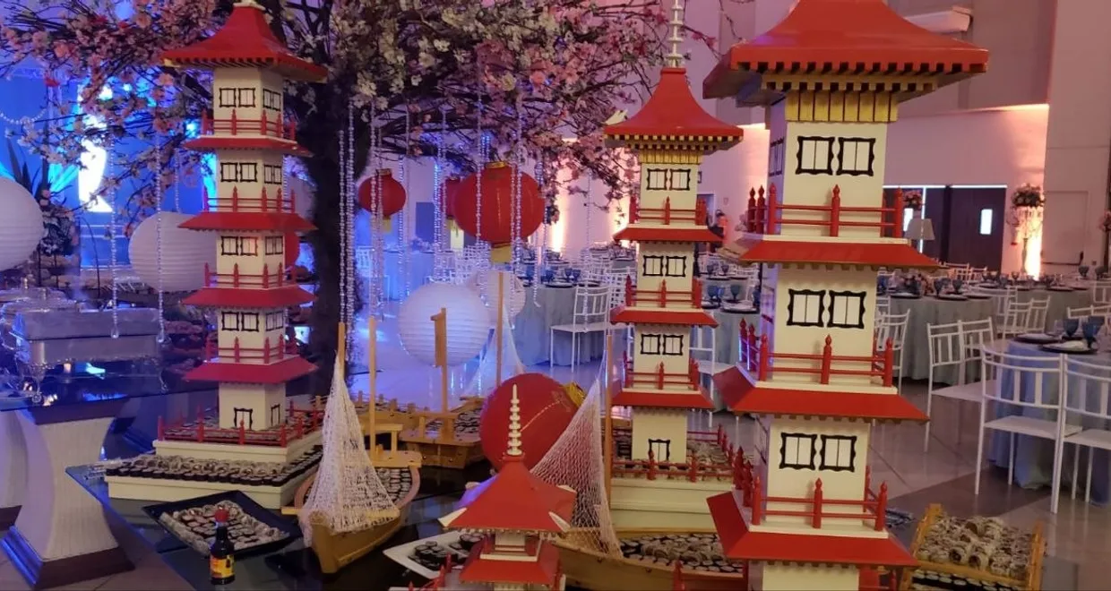 Ilha de comida japonesa montada pelo Buffet Bom Gosto em um evento